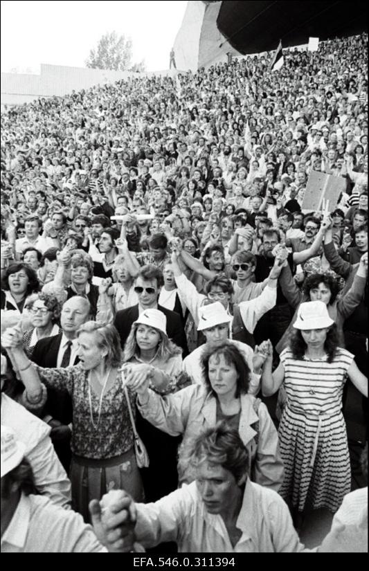 Delegatsioon lauluväljakul.