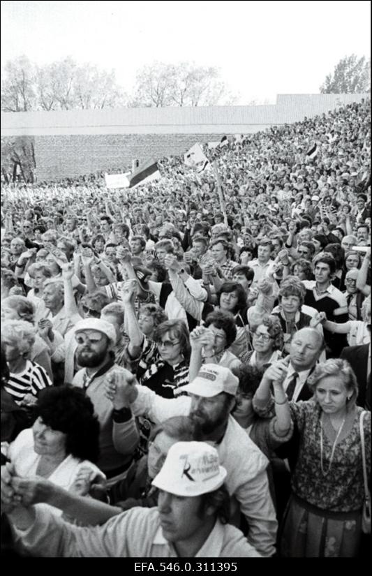 Delegatsioon lauluväljakul.