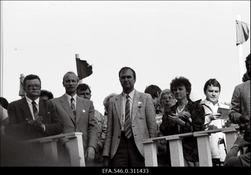 Delegatsioon lauluväljakul.