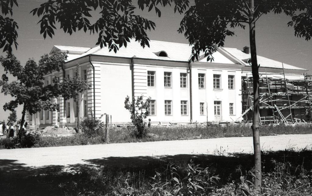 Orissaare valmiv keskkoolihoone 1955.
