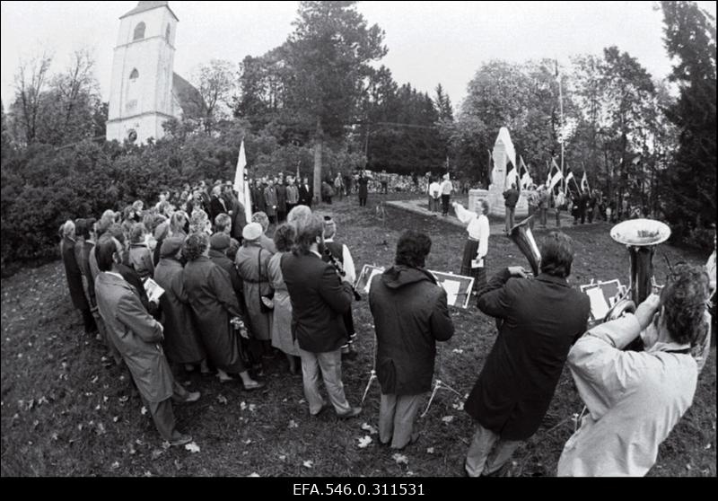 Kullamaa ausamba avamine.