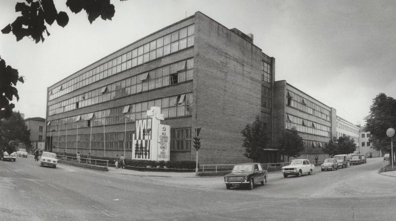 Tartu Aparaaditehas (vaade Riia mnt ja Kastani t nurgalt). 3.07.1981. Foto Aadu Ottas.