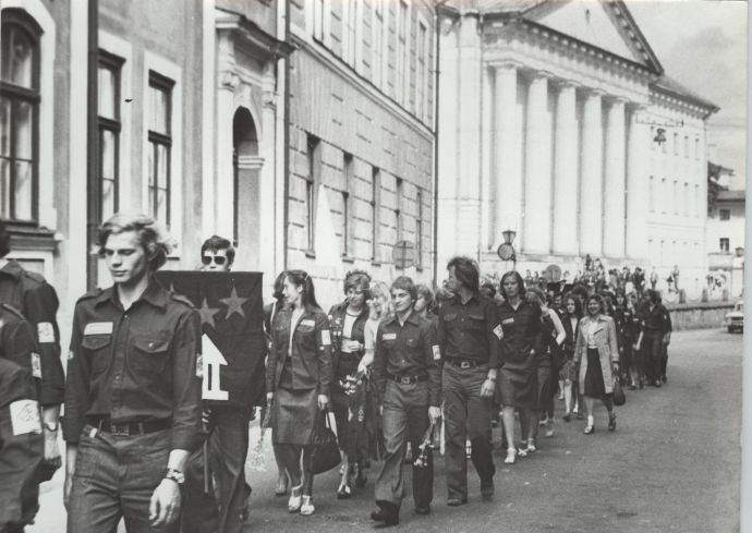 TRÜ suvemalev: noored rongkäigus (Ülikooli t). Tartu, 10.07.1979.  Foto Vello Marandi.