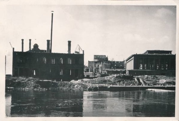 Sõjapurustused. Laevaremondi töökodade ja turuhoone varemed. Tartu, 1944. Foto A. Sauga.