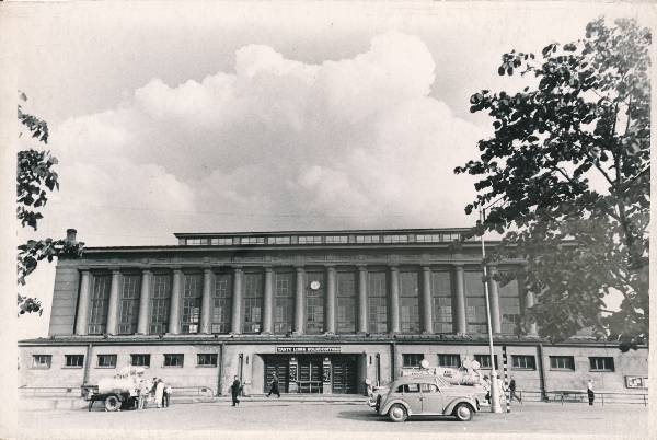 Turuhoone, vasakul lahtise kalja müük. Tartu, 1965.