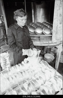 "Võit", "Vasar".  duplicate photo