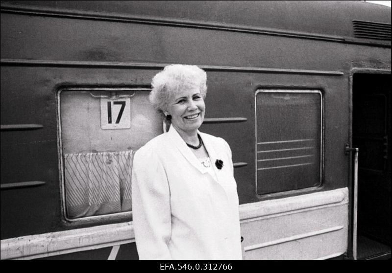 Eesti Rohelise Liikumise korraldatud loosungite-plakatitega rahvakogunemine Balti jaama perroonil Tallinn-Moskva rongi juures. Vagunisaatja. [NSVL Rahvasaadikute nõukogu Eesti saadikute Moskvasse saatmise videosalvestus ETV Juhan Aare saatesarja "Panda" jaoks?]