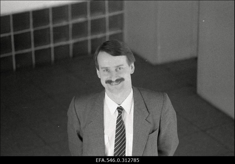 Siim Kallas, ajalehe "Rahva Hääl" peatoimetaja asetäitja (1986–1989).