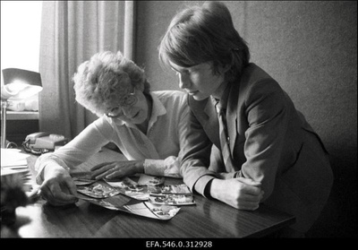 Vestlusi "Rahva Hääle" rubriigi "Õhtujutud" jaoks viib läbi toimetaja Valve Raudnask.  similar photo