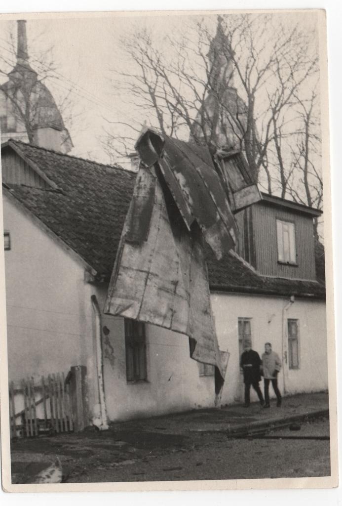1969.a. novembritormi kahjustused Kuressaares: tuule lennutatud  katuseplekk Lossi t. 8 hoone katusel