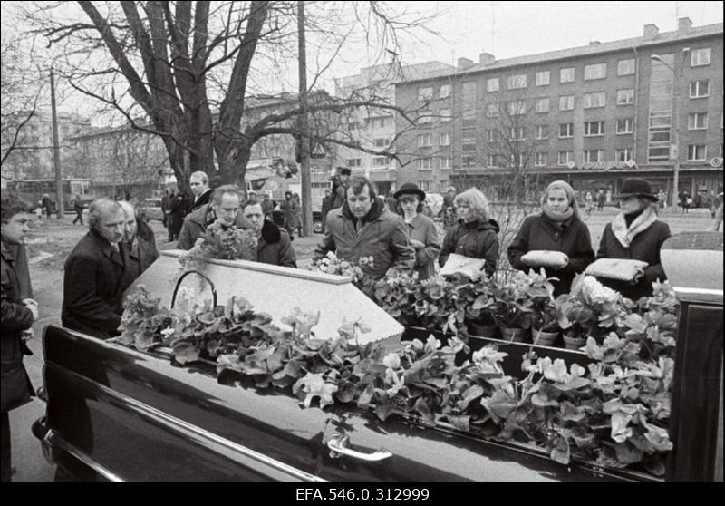 ENSV teenelise ajakirjaniku, sõjaveterani, Lenini ordeni kavaleri, ENSV Ülemnõukogu nelja koosseisu saadiku, "Rahva Hääle" pikaaegse (alates 1955.a) peatoimetaja August Saaremäe (Saaremägi) matus.