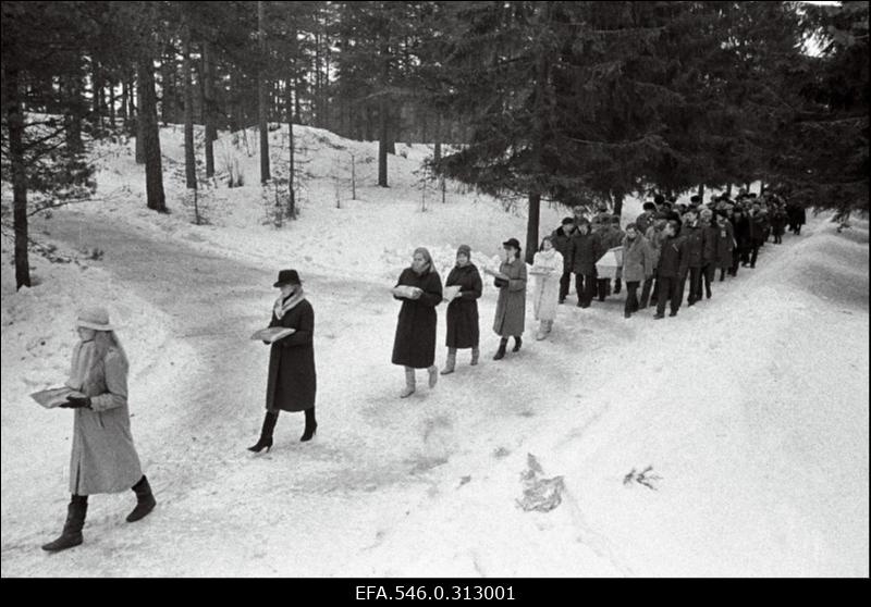 ENSV teenelise ajakirjaniku, sõjaveterani, Lenini ordeni kavaleri, ENSV Ülemnõukogu nelja koosseisu saadiku, "Rahva Hääle" pikaaegse (alates 1955.a) peatoimetaja August Saaremäe (Saaremägi) matus.