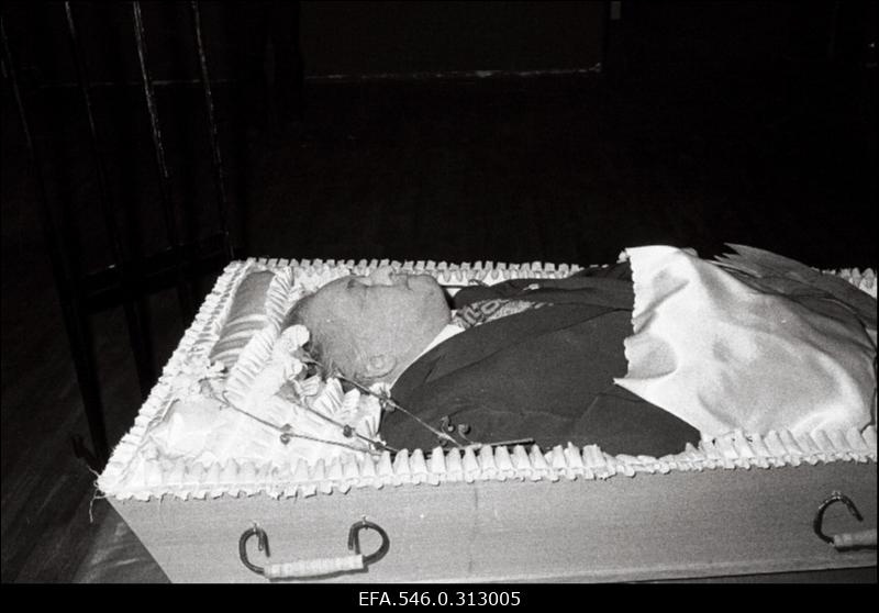 ENSV teenelise ajakirjaniku, sõjaveterani, Lenini ordeni kavaleri, ENSV Ülemnõukogu nelja koosseisu saadiku, "Rahva Hääle" pikaaegse (alates 1955.a) peatoimetaja August Saaremäe (Saaremägi) matus.