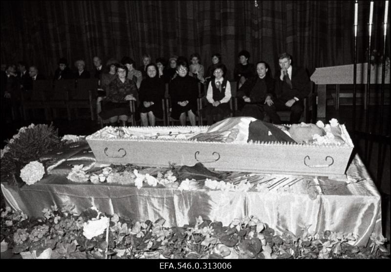 ENSV teenelise ajakirjaniku, sõjaveterani, Lenini ordeni kavaleri, ENSV Ülemnõukogu nelja koosseisu saadiku, "Rahva Hääle" pikaaegse (alates 1955.a) peatoimetaja August Saaremäe (Saaremägi) matus.