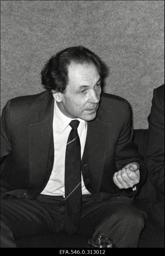 Ajalehe "Rahva Hääl" vestlusringist osavõtja.