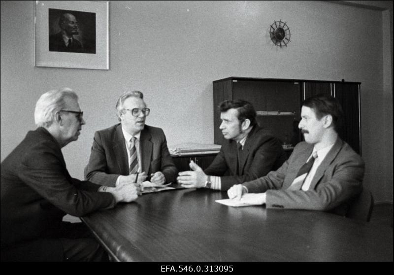 Inimesed ajalehe "Rahva Hääl" toimetuses.