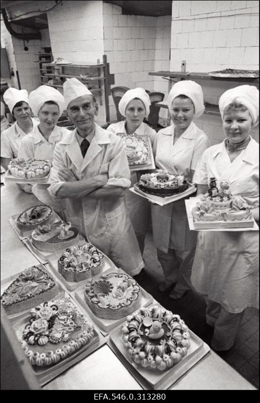 Kondiitrid-tordivalmistajad näitavad oma toodangut.