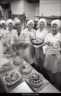 Kondiitrid-tordivalmistajad näitavad oma toodangut.  duplicate photo