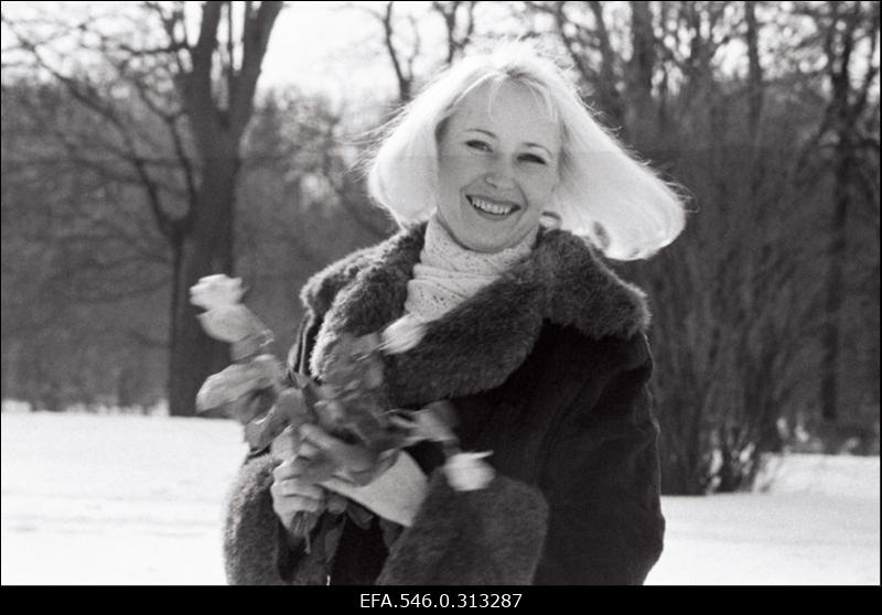 Naistepäevapilt - naine lilledega.