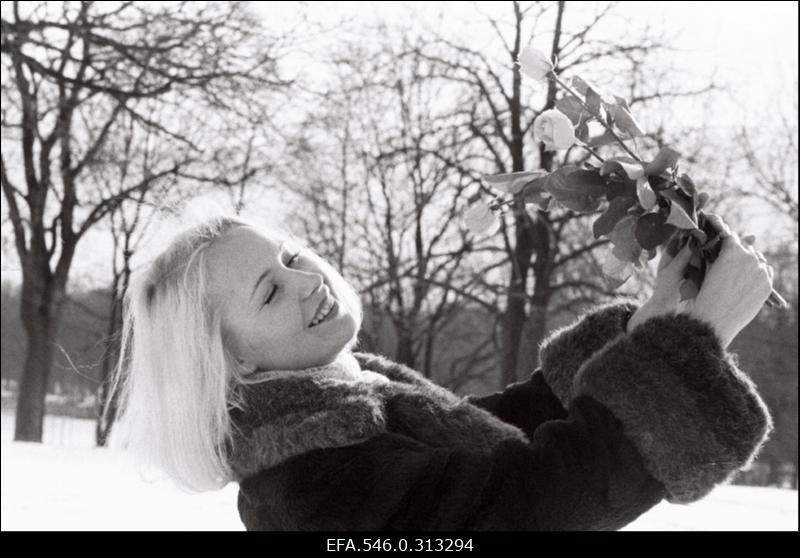 Naistepäevapilt - naine lilledega.