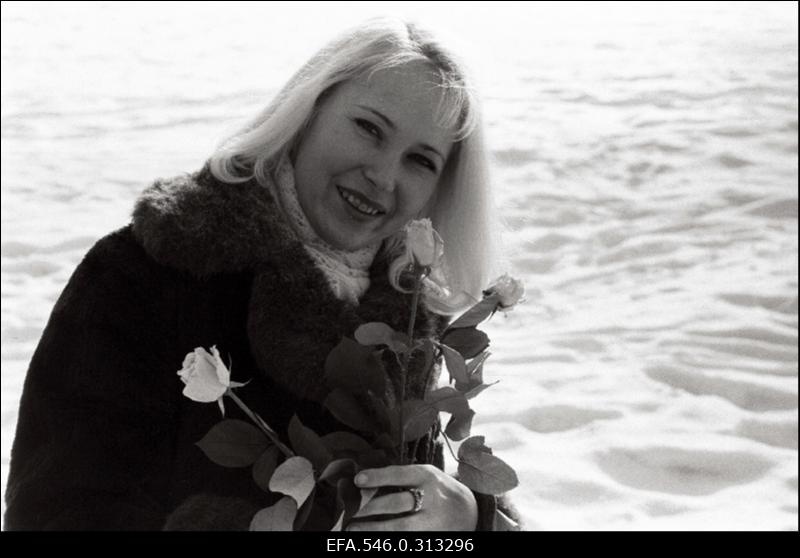 Naistepäevapilt - naine lilledega.