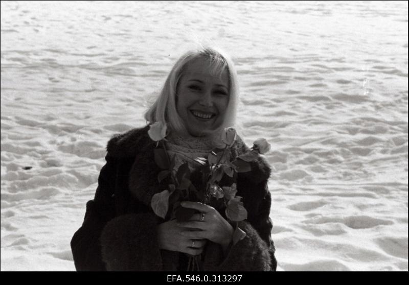 Naistepäevapilt - naine lilledega.