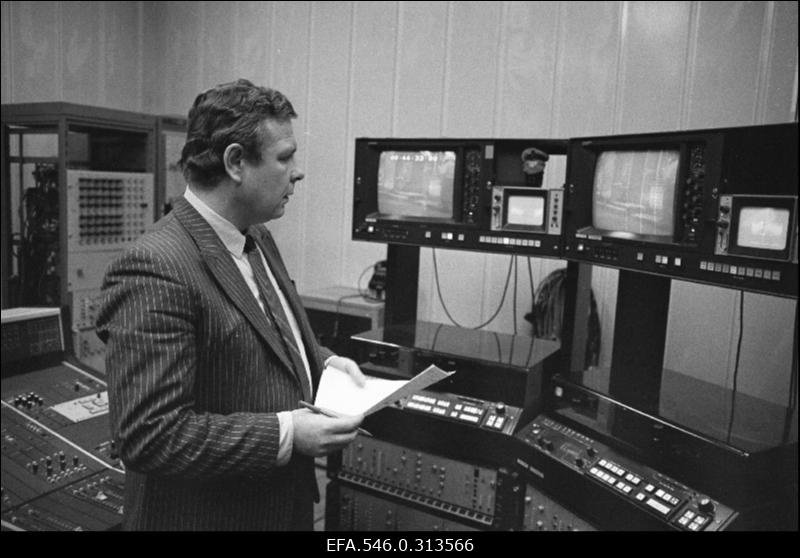 Teleajakirjanik Märt Müür Eesti Televisiooni foonikaruumis.