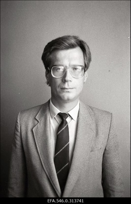 ENSV Ülemnõukogu Presiidiumi sekretäri Viktor Vaht'i poolt juhatatavast EK (Eesti Kommunist?) vestlusringist osavõtja [Heiki Ahonen?].  duplicate photo