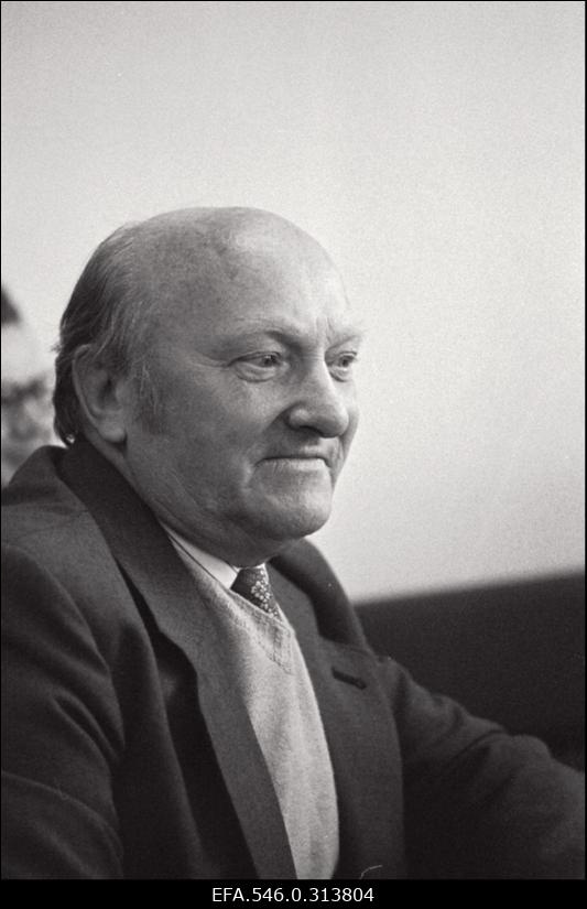 [Ajakirja "Eesti Kommunist" vestlusringist osavõtja.]