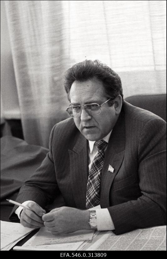 [Ajakirja "Eesti Kommunist" vestlusringist osavõtja.]