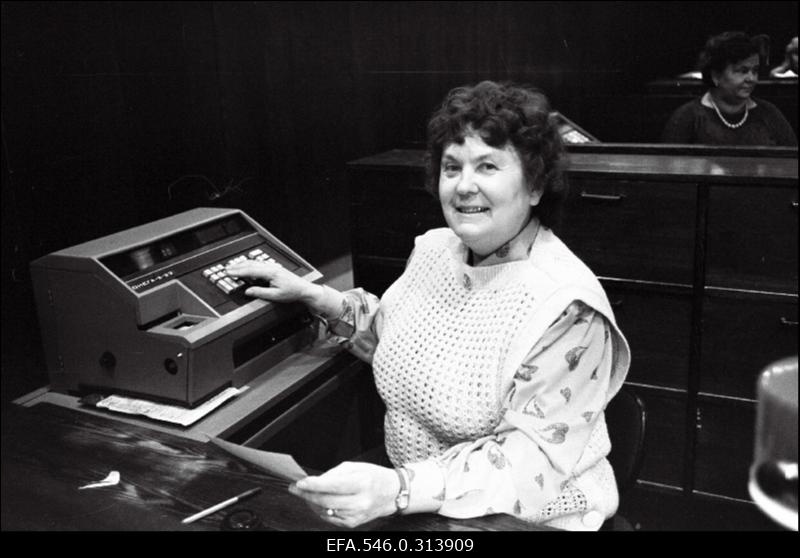 Tallinna Peapostkontori 2.korruse teenindussaal.