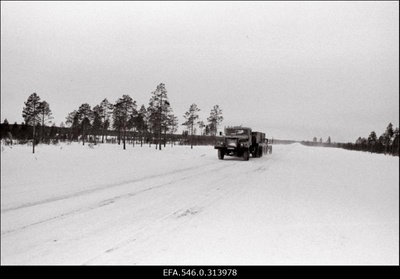 Komsomoli löökehitusel Siberis Pimi asulas töötavad mehed Eestist, et rajada autoteid naftaväljade teenindamiseks.  duplicate photo