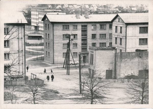 Vaade piki Soola tänavat: uuselamud Aleksandri (Nõukogude) ja Soola t nurgal. Tartu, 1965.