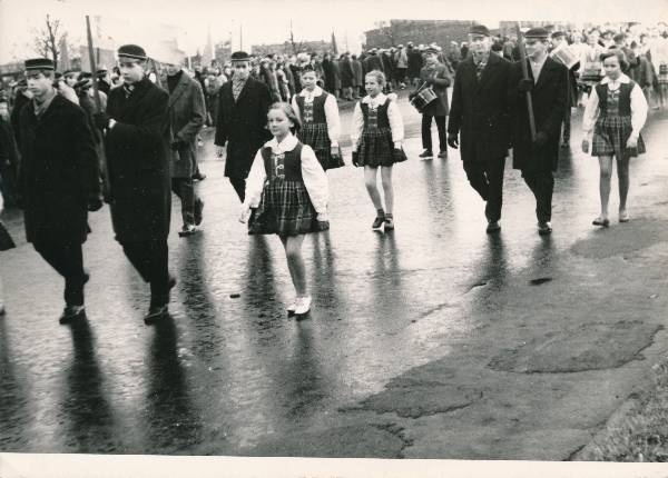 Oktoobriparaad, Tartu kooliõpilased kolonnis.  1965