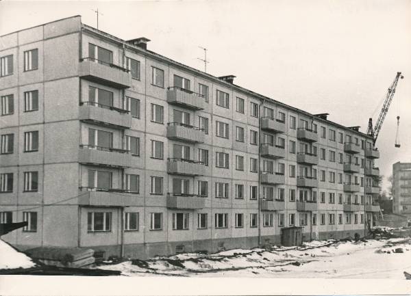 Esimene suurpaneelelamu Anne tänaval. Tartu, 1965.