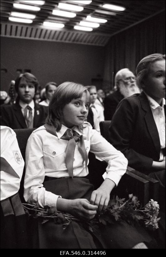 Kooli pioneeriorganisatsiooni pidulik koosolek.