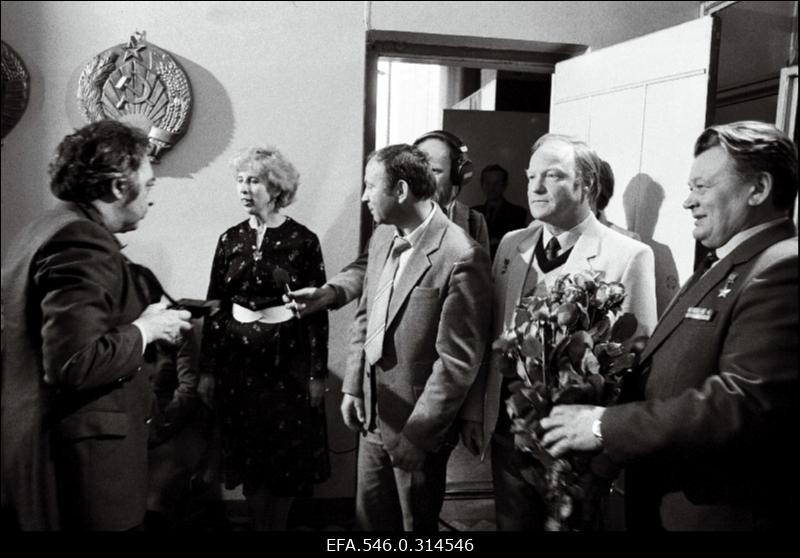 Nõukogude katselenduri Enn Kaarma memoriaali Tallinna 10. Keskkoolis külastavad Enn Kaarma kunagised kolleegid - katselendurid ja üks kosmonaut.