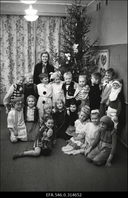 [Tallinna 43.Keskkooli näärikarneval.]