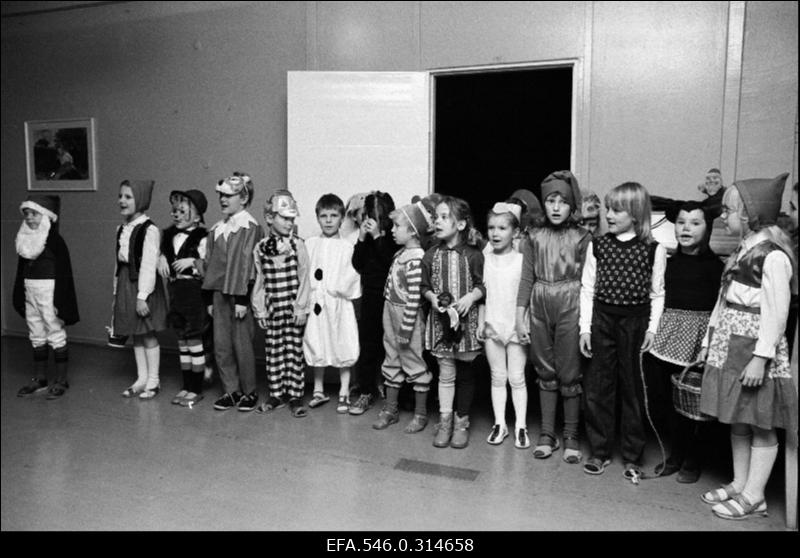 [Tallinna 43.Keskkooli näärikarneval.]