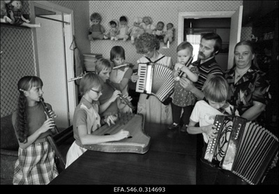 Suurpere. Suur pere.  duplicate photo