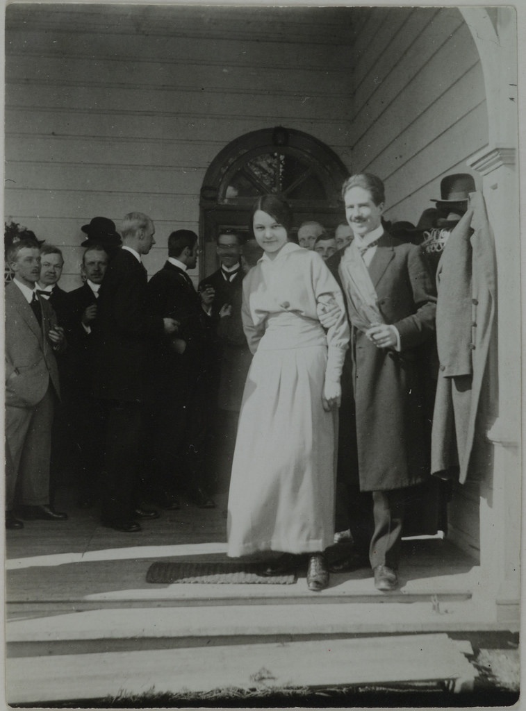 Kirsti Gallen-Kallela with Lauri Hannikainen at Tarvaspää is the birthday of Akseli Gallen-Kallela, 1915.