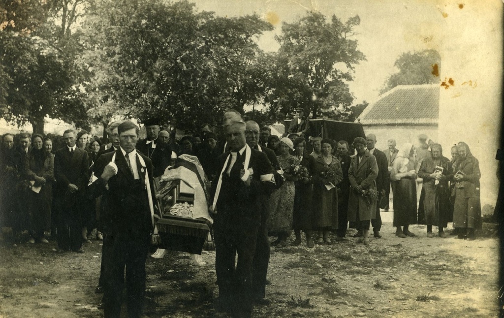 Matus Kihelkonna kiriku juures