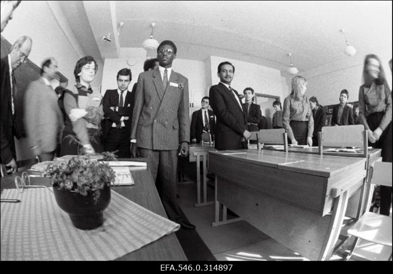 Välismaalaste delegatsiooni külaskäik ühte Eesti kooli. (EURO - RANNA)