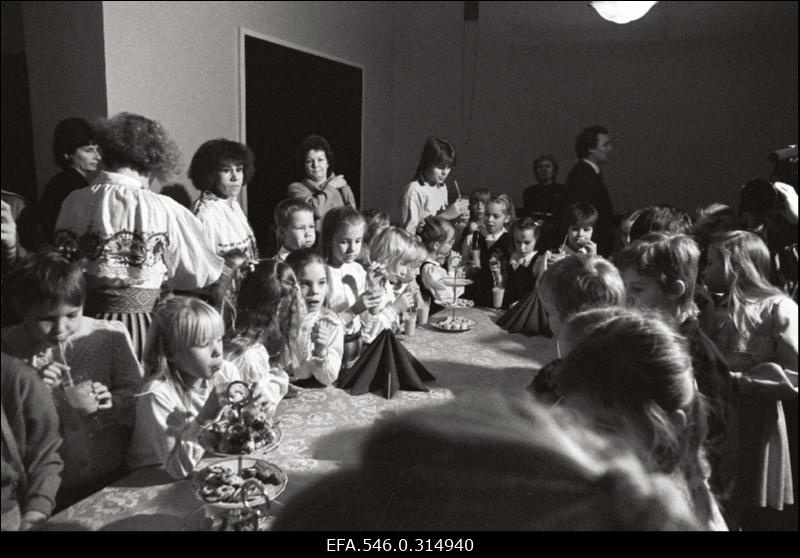Laste külaskäik Toompeale. Vastuvõtjateks on Ministrite Nõukogu esimees Indrek Toome ja teised kõrged poliitikud.
