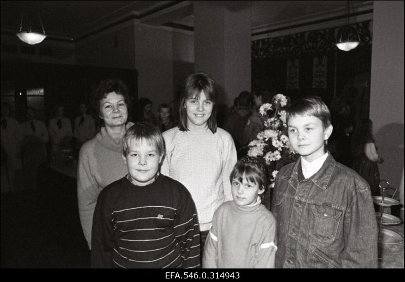 Laste külaskäik Toompeale. Vastuvõtjateks on Ministrite Nõukogu esimees Indrek Toome ja teised kõrged poliitikud.