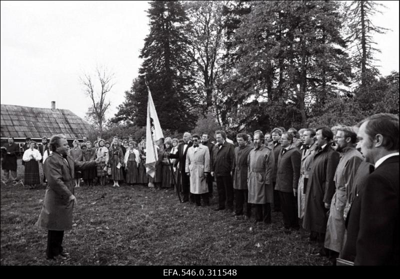 Kullamaa ausamba avamine.