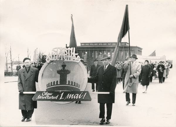 Maidemonstratsioon, Tartu õlletehase töötajad kolonnis. Tartu, 1.05.1964.