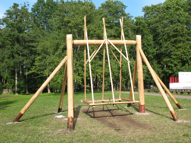 Kihelkonna lauluväljaku kiik