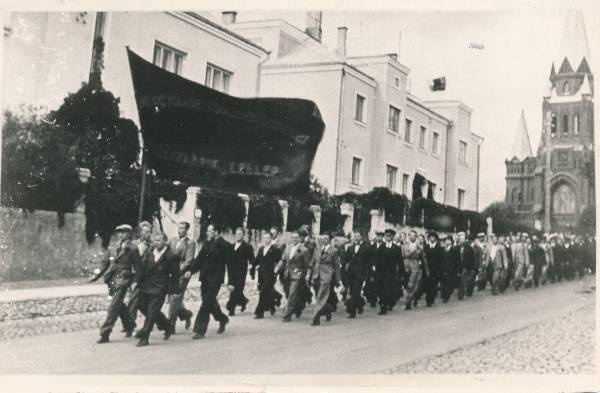 Töölisliikumine. Tartu metallivabrik G. ja H. Lellep töötajad demonstratsioonil. 1940.a.