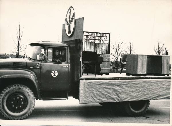 Maiparaad. Tartu metsakombinaadi veoautol ettevõtte toodang - mööblinäidised. Tartu, 1966.